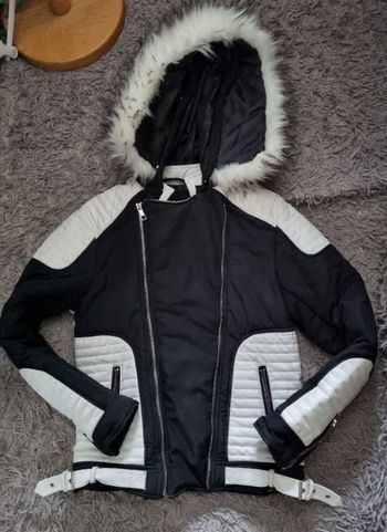 Manteau noir et blanc bi-matiere avec grande capuche fausse fourrure taille M