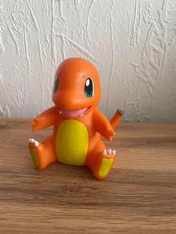 Figurine officielle salamèche 9 cm en vinyl > Pokémon