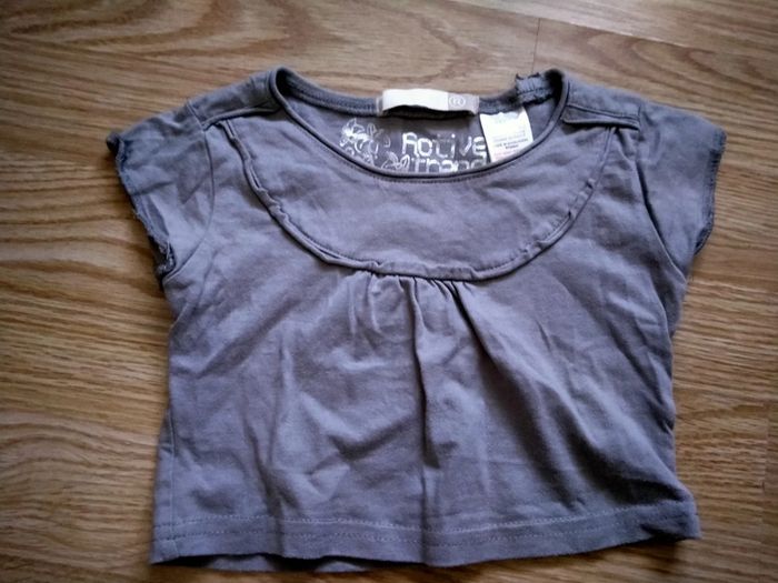 Tee shirt vert kaki. Court.
Taille 18 mois - photo numéro 2