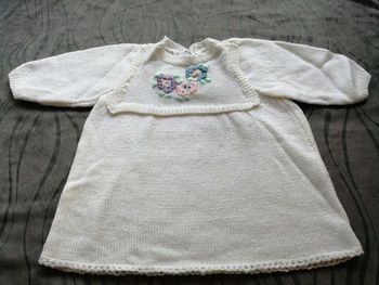 Robe blanche tricoté à la main de 6 à 1 an phildar