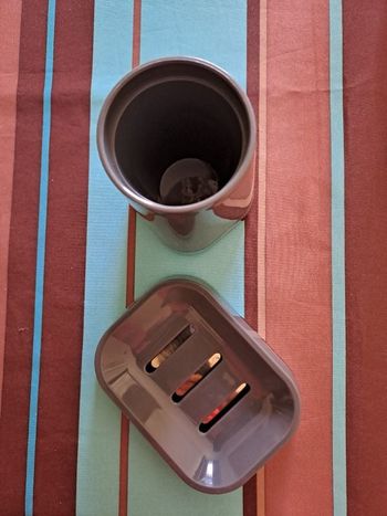 Gobelet et porte savon.