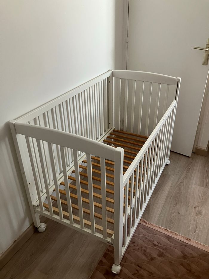 Lit bébé bois blanc sur roulettes - photo numéro 6