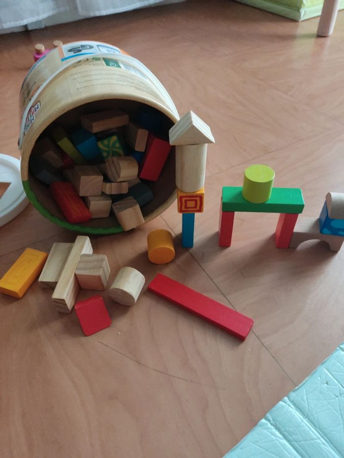 Seau de bûchettes et formes en bois