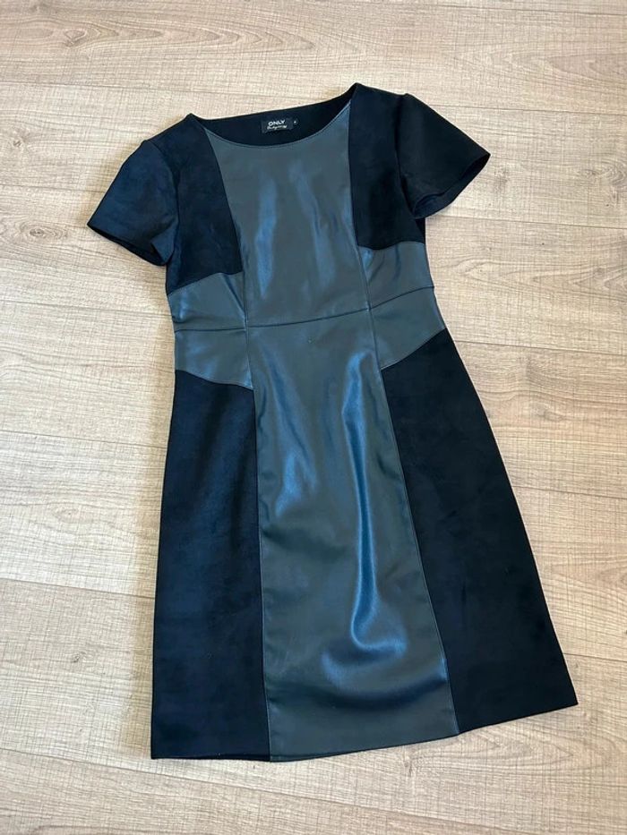 Robe noire à manches courtes avec simili cuir Only taille M jamais portée - photo numéro 11