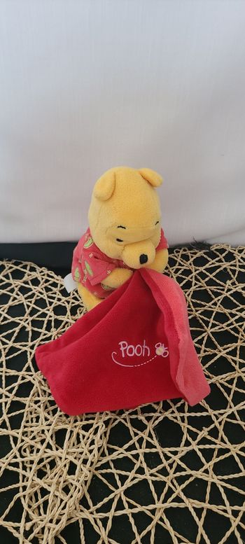 Disney doudou Winnie Pooh rouge jaune abeille lune étoile mouchoir luminescent