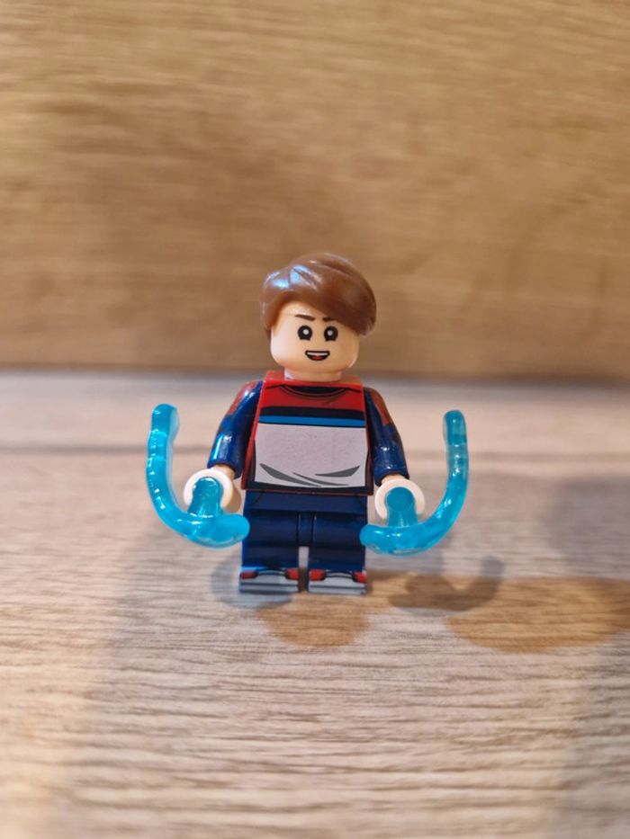 Figurine type lego enfant de la sorcière rouge Wanda Marvel