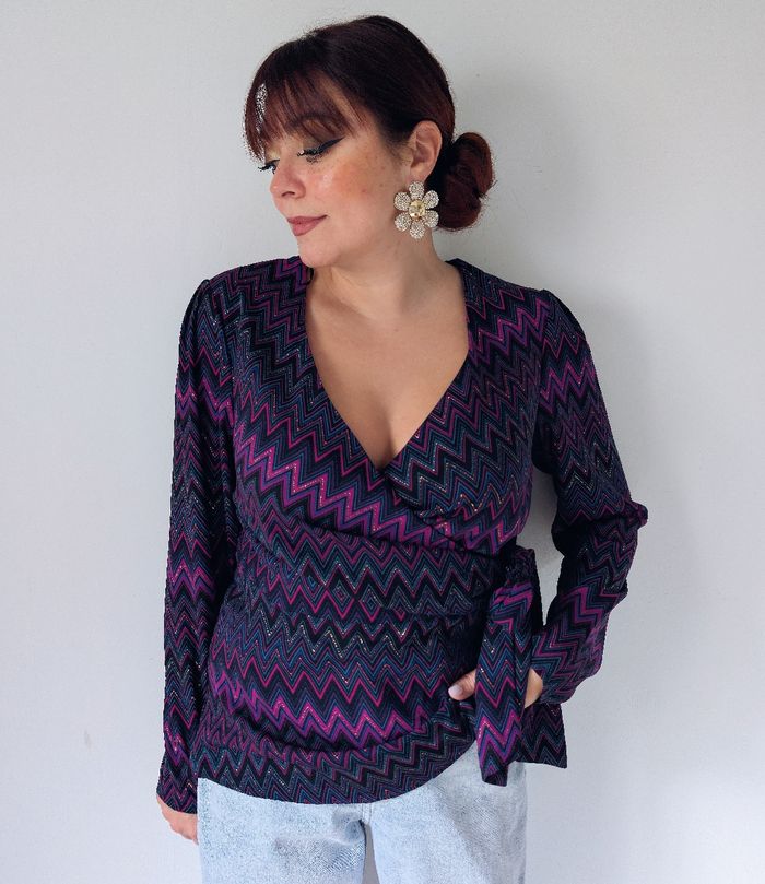 Blouse cache-cœur violet brillant tendance moderne Mosquitos Taille 40 L 
Très bon état