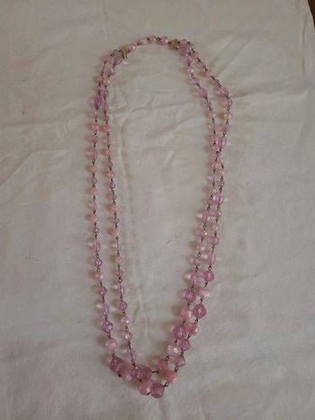 collier avec des perles roses