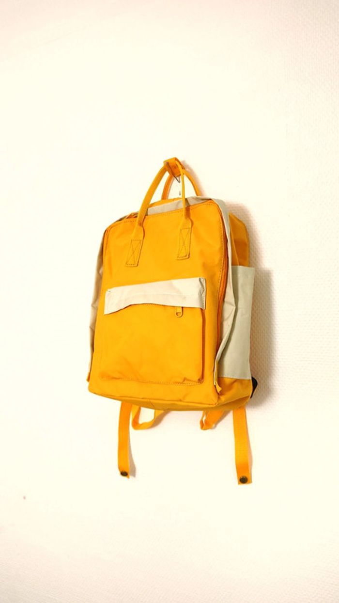 Sac à dos en nylon tissu solide jaune et beige en très bon état - photo numéro 2