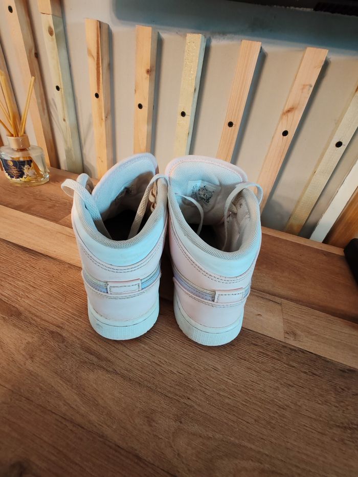 Baskets Nike Jordan montantes pointure 35.5 fille - photo numéro 2