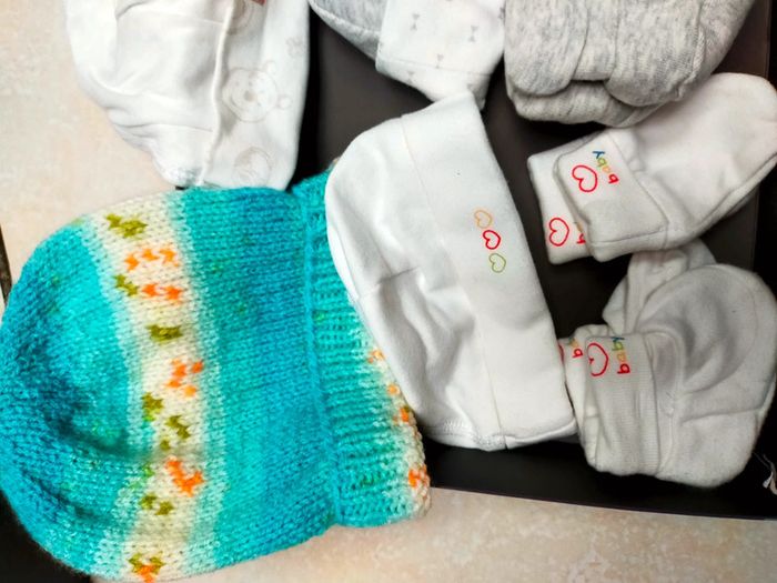 Lot bonnets/moufles/chaussons - photo numéro 2