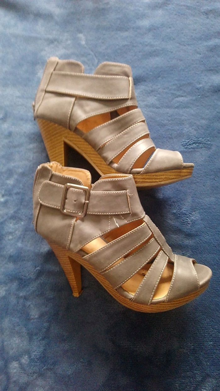 Chaussures à talons. - photo numéro 3