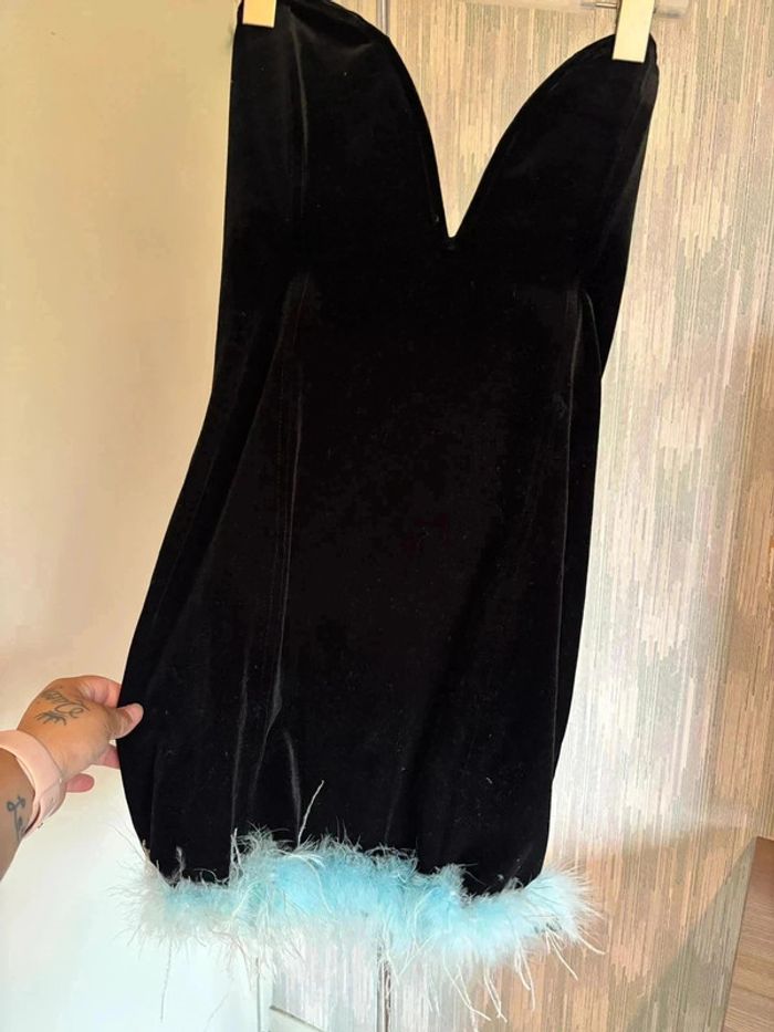 Robe noire Bershka en velours avec plumes - Taille 40 • - photo numéro 2