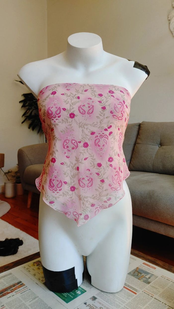 Très jolie tape bustier dos nu à nouer dans le dos couleur rose motif fleur très léger et féminin - photo numéro 2