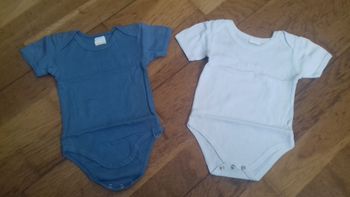 2 bodys manche courte garçon 12 mois 