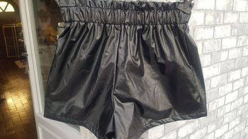 Short femme en PU brillant noir