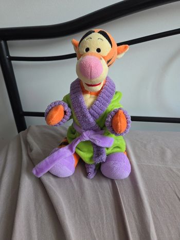 Peluche tigrou en peignoir disney