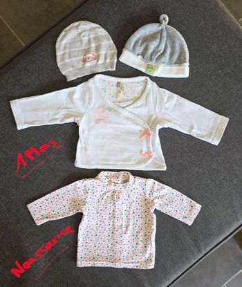 Ensemble  t-shirts  et bonnets.  Marque Orchestra baby.  Taille 0/1 mois