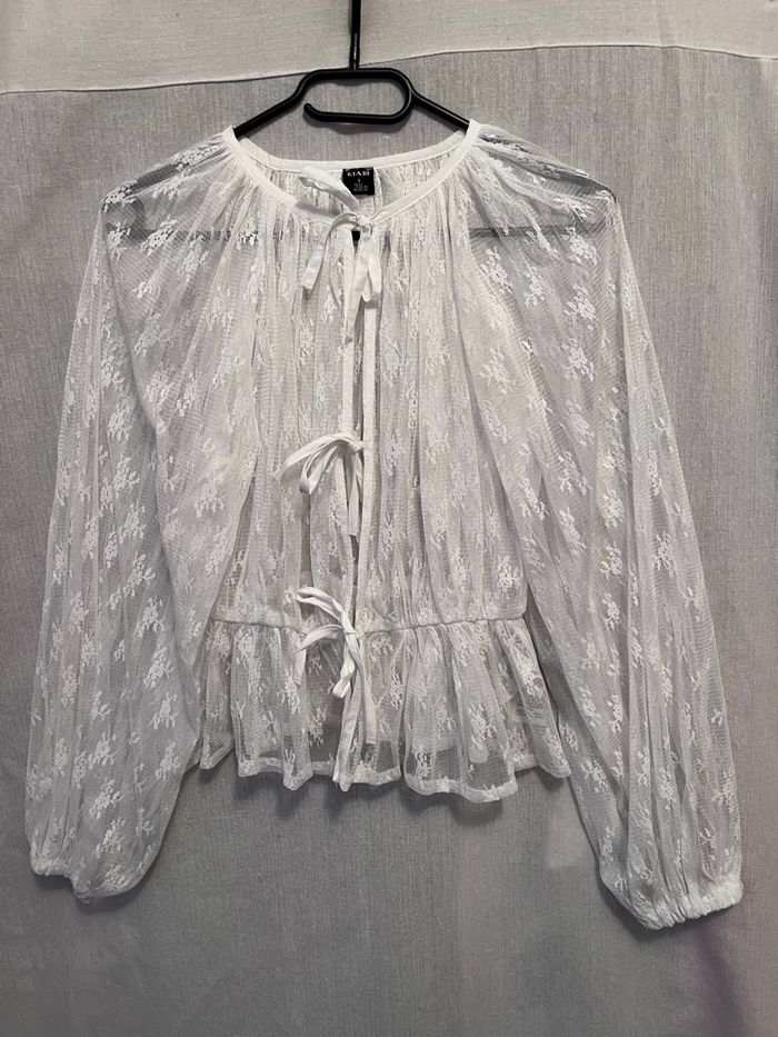 Blouse blanche à dentelle