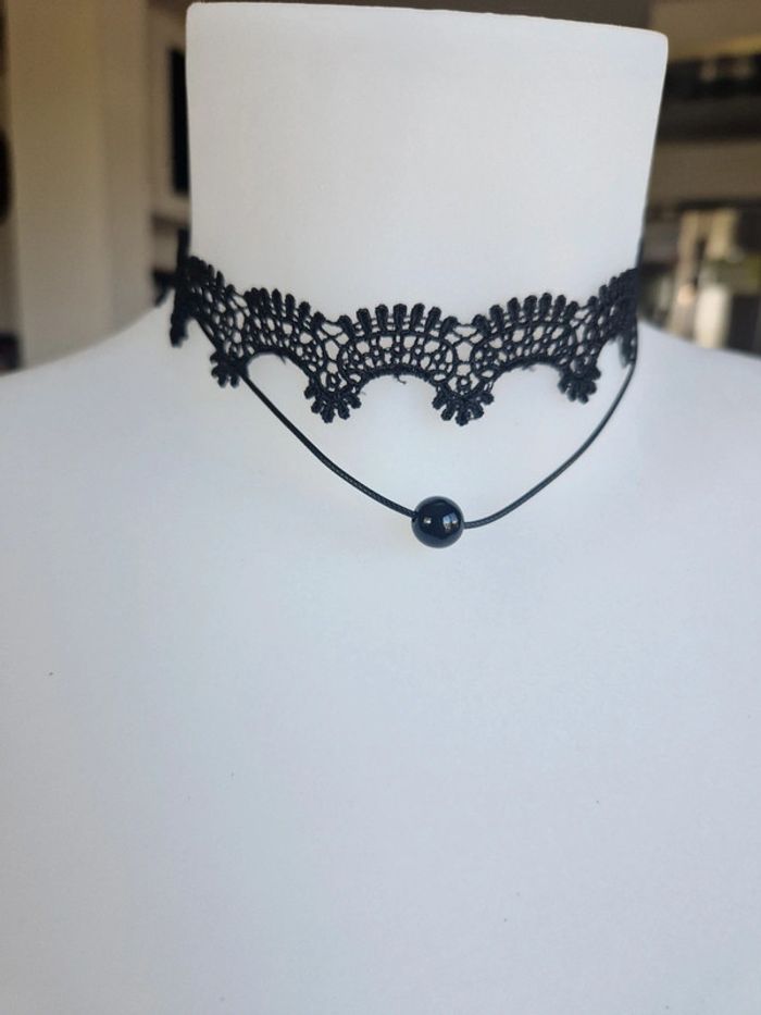 Collier fantaisie ras de cou choker dentelle noire et perle
