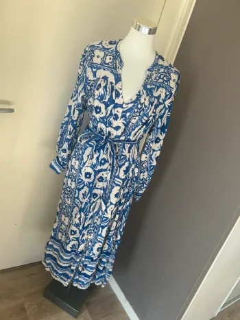 H&M, robe longue imprimée, bleu et blanc. Femme taille L/40.
