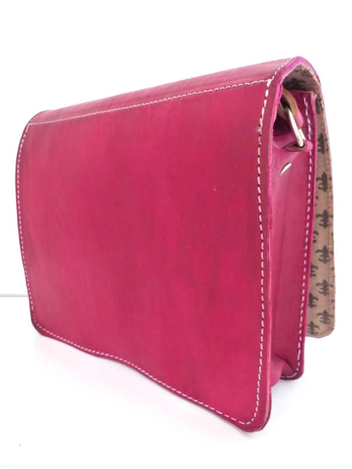 Sac bandoulière neuf en cuir pleine fleur tannage naturel fuchsia & teinté Besace Ethnique neuve - photo numéro 4