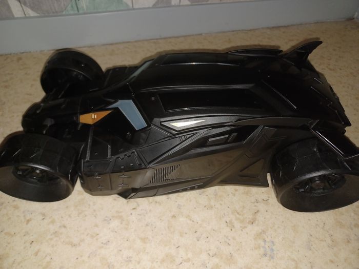 Voiture et figurine batman - photo numéro 5