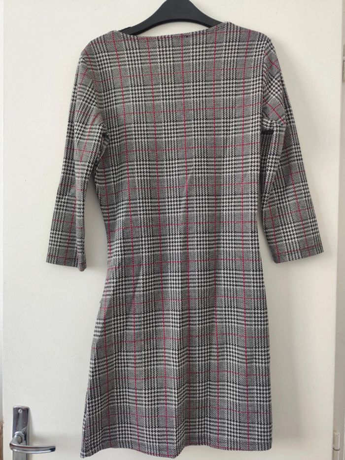 Robe courte et moulante gris/blanc/noir rectilignes taille 38 Mango - photo numéro 2