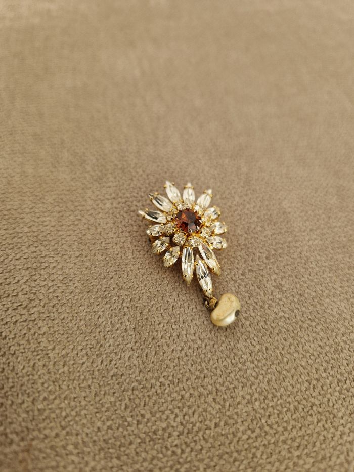 Broche dorée vintage avec ses perles brillantes et sa perle - photo numéro 4