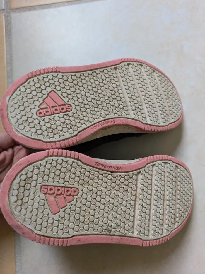 Paire de baskets adidas 26 avec scratch - photo numéro 4