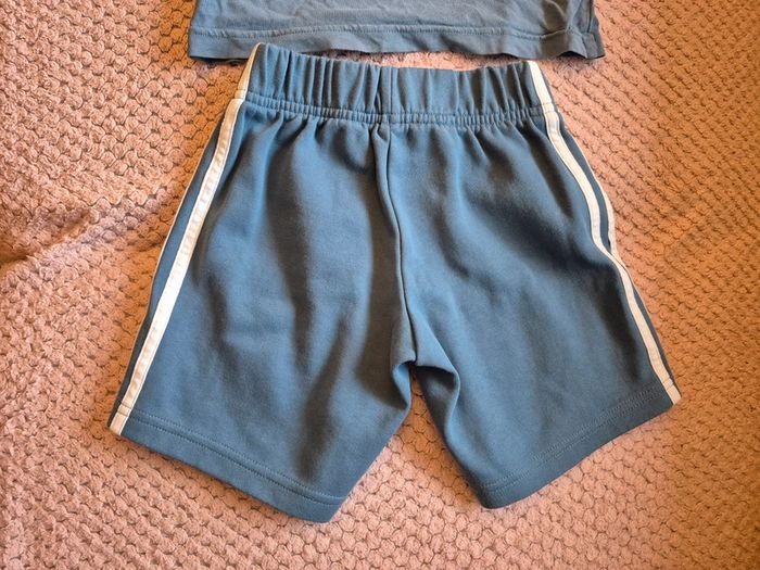 Ensemble t-shirt et short Adidas 4/5 ans - photo numéro 9