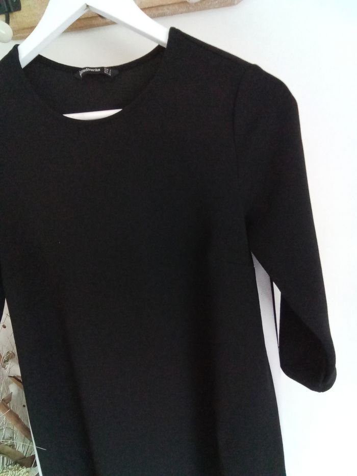 Robe noire avec bandes blanches Stradivarius taille 36/38 - photo numéro 4
