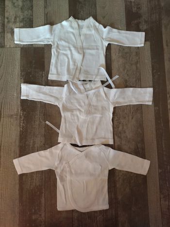 3 gilets blancs mixte 1 mois