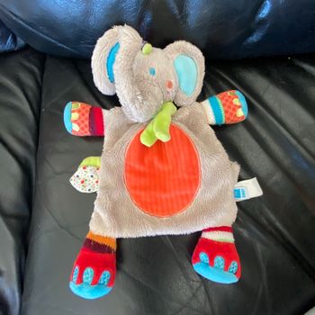 DOUDOU PLAT ÉLÉPHANT TEX BABY CARREFOUR GRIS ÉCHARPE VERTE 25 CM