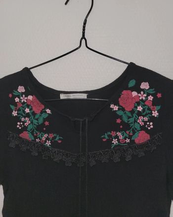 Blouse noir avec dentelle et broderie