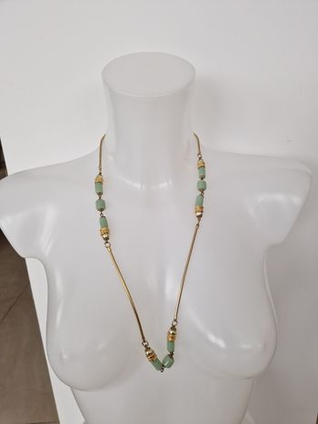 Collier doré avec perles vert d'eau