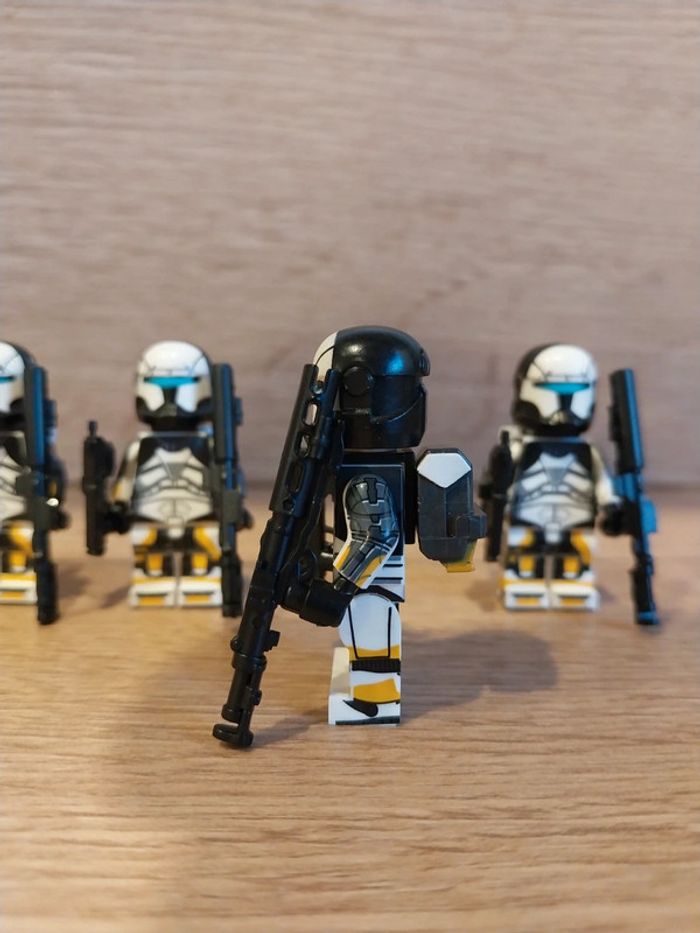 Figurines type lego 4 clones noir et blanc star wars - photo numéro 3