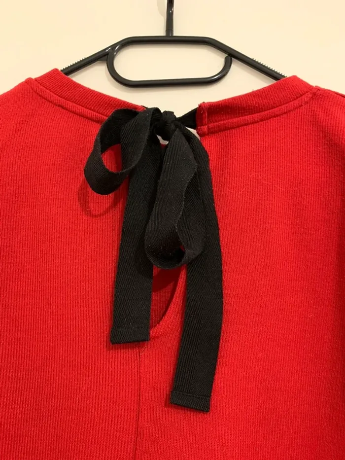 Pull rouge Bershka avec noeud dos - photo numéro 5