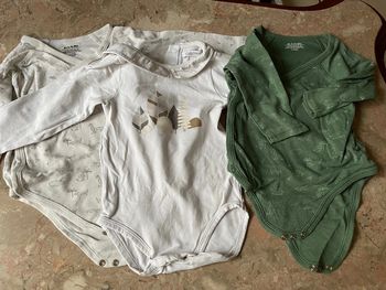 Lot 3bodies et pyjamas 12mois mixte