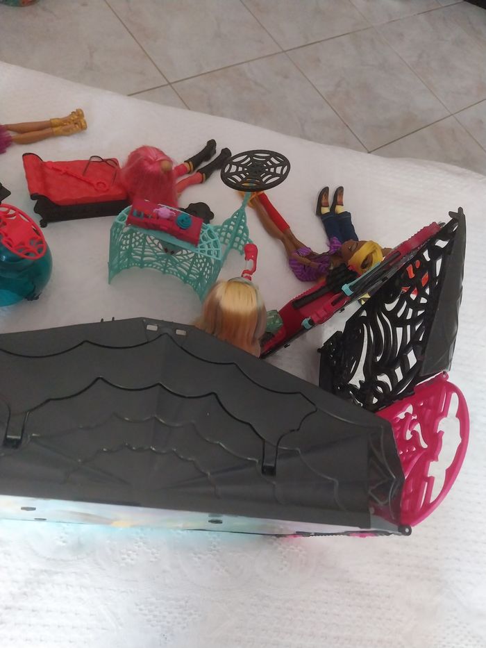 Très gros lot de Monster High 9 Poupées G1 Mobilier Accessoires Lagoona Clawdeen Draculaura Vénus Howleen Crypte Creepers Mattel - photo numéro 7