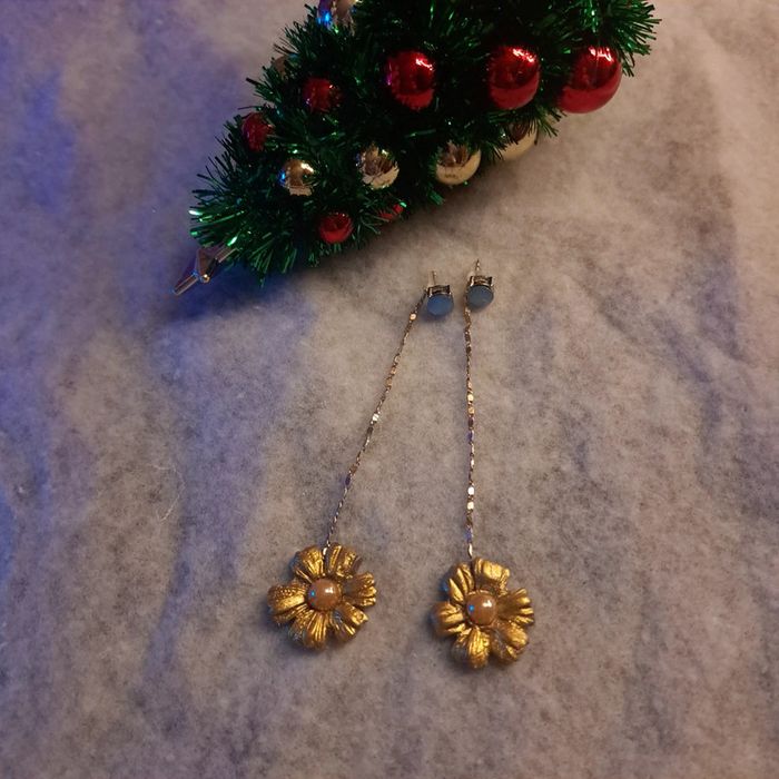 Boucles d'oreilles pendante avec pâte polymere fleur doré - photo numéro 7