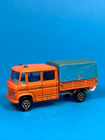 Majorette vintage : Camion Mercedes Travaux Publics