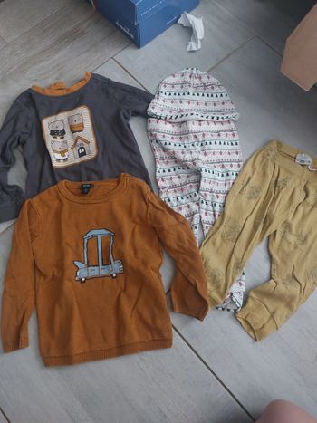 Vêtements bébé 24mois Vêtements bébé 24mois vend body,pyjama,pull,t-shirt.vend en lot