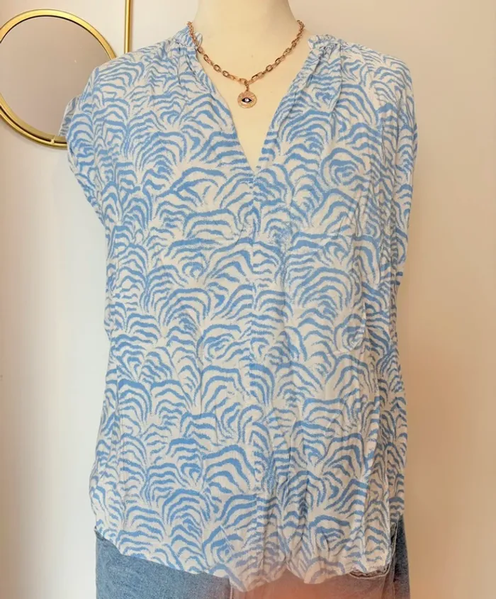 Blouse sans manche fluide crème et bleu ciel imprimé vague taille M H&M - photo numéro 3