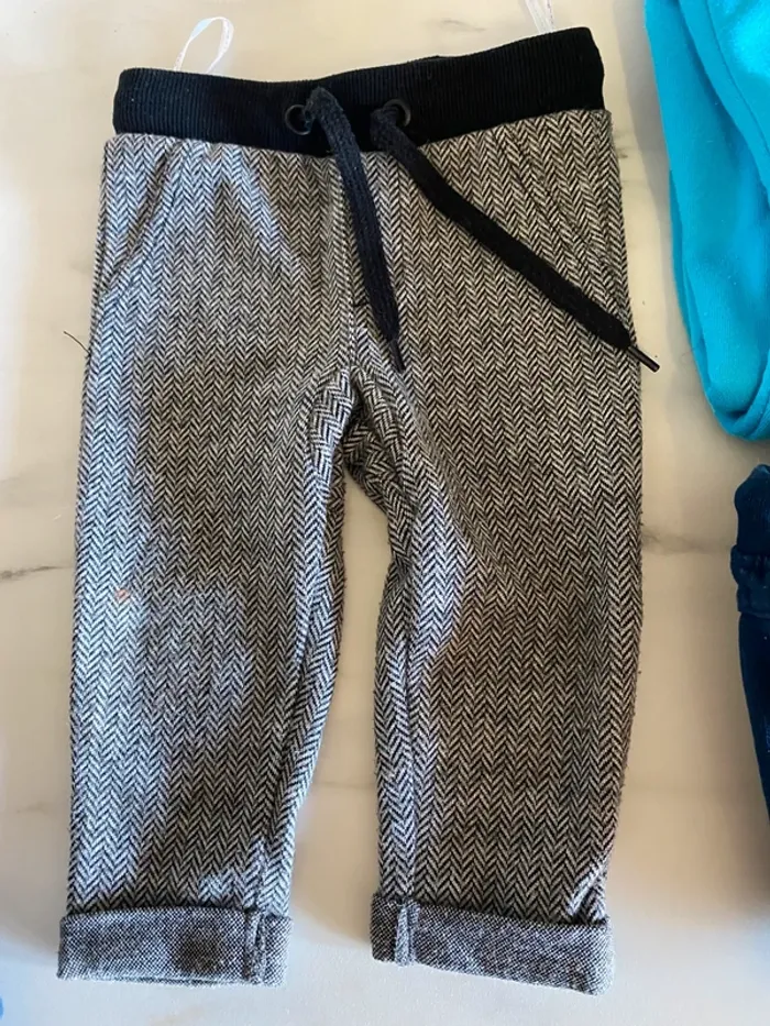 5 pantalons 12 mois - photo numéro 2