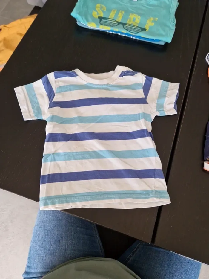 Tee shirt taille 24 mois