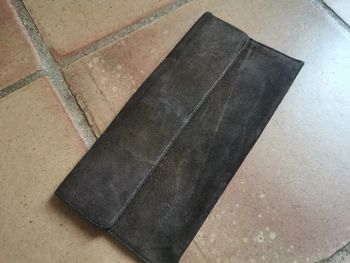 Pochette en daim marron l'intérieur en feutrine noire