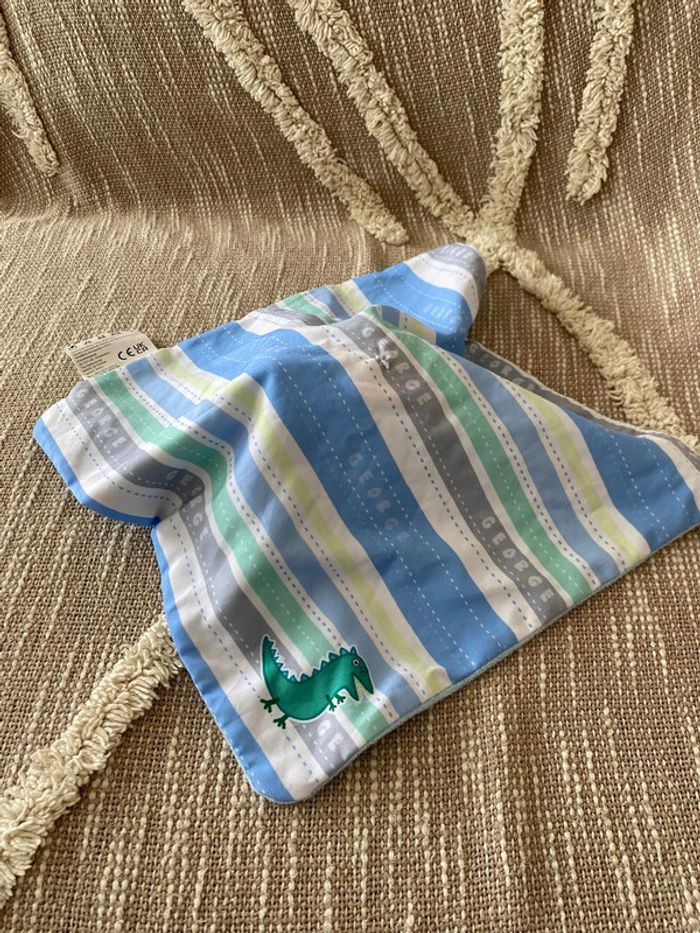 Peluche doudou plat 27cm Peppa Pig George petit frère cochon rose et bleu très bon état - photo numéro 3