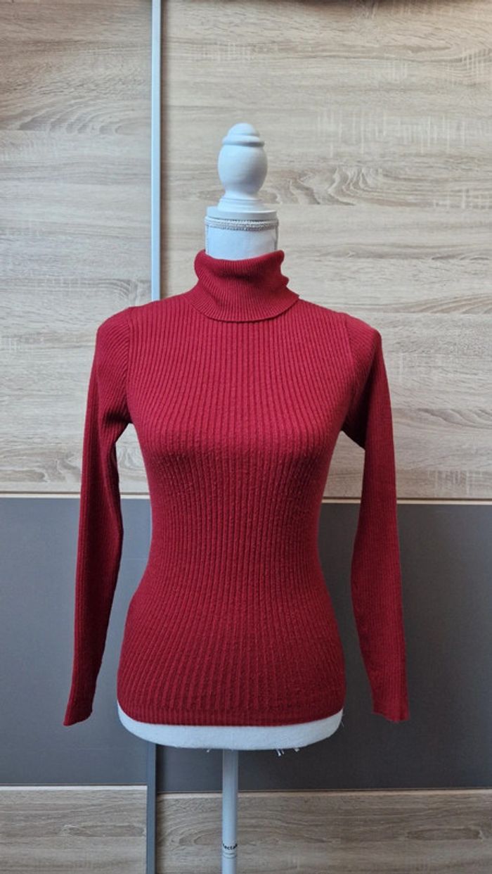 Pull col roulé.