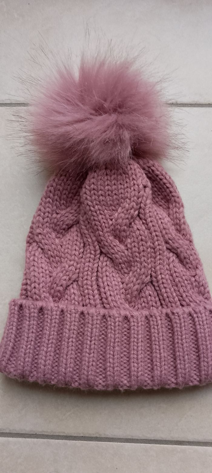 Joli lot de 2 bonnets 1 charlotte aux fraises neuf en polaire  et bonnet pompon en laine lipsy london. - photo numéro 3